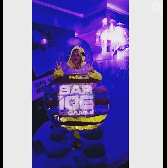Amélie Neten dans un Ice Bar, en Thaïlande
