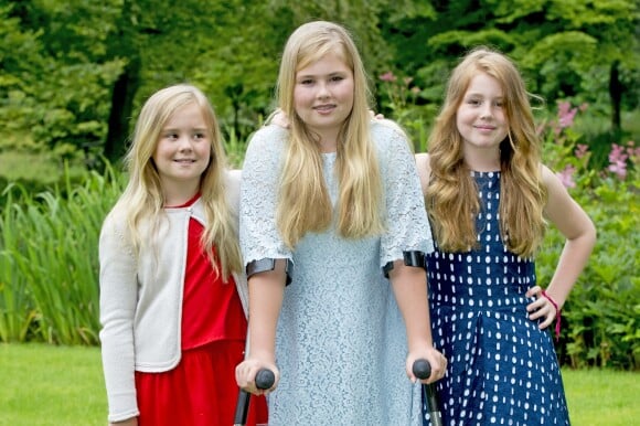La princesse héritière Catharina-Amalia des Pays-Bas, à béquilles après s'être foulé la cheville, la princesse Alexia et la princesse Ariane ont posé le 8 juillet 2016 lors de la séance photo des vacances d'été de la famille royale, dans le jardin de leur résidence, la Villa Eikenhorst, à Wassenaar.