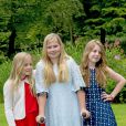 La princesse héritière Catharina-Amalia des Pays-Bas, à béquilles après s'être foulé la cheville, la princesse Alexia et la princesse Ariane ont posé le 8 juillet 2016 lors de la séance photo des vacances d'été de la famille royale, dans le jardin de leur résidence, la Villa Eikenhorst, à Wassenaar.