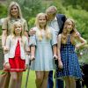 Le roi Willem-Alexander des Pays-Bas, la reine Maxima et leurs filles la princesse héritière Catharina-Amalia, la princesse Alexia et la princesse Ariane ont posé le 8 juillet 2016 dans le jardin de leur résidence, la Villa Eikenhorst, à Wassenaar, dans le cadre de leur séance photo annuelle avec la presse à l'occasion des vacances d'été. La reine Maxima y a pris part malgré une légère commotion cérébrale ; quant à Catharina-Amalia, elle se déplaçait avec des béquilles suite à une entorse !