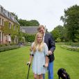 Le roi Willem-Alexander des Pays-Bas et sa fille la princesse héritière Catharina-Amalia, qui s'est foulé la cheville, lors de la séance photo des vacances d'été de la famille royale le 8 juillet 2016 dans le jardin de sa résidence, la Villa Eikenhorst, à Wassenaar, dans le cadre de leur séance photo annuelle avec la presse à l'occasion des vacances d'été.