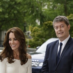 Kate Middleton, duchesse de Cambridge, au dîner de remise du prix "Art Fund Museum of the Year" au directeur du musée "Victoria and Albert Museum", Martin Roth, au Musée d'Histoire Naturelle à Londres le 6 juillet 2016