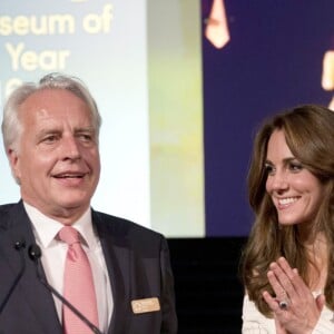 Kate Middleton, duchesse de Cambridge, au dîner de remise du prix "Art Fund Museum of the Year" au directeur du musée "Victoria and Albert Museum", Martin Roth, au Musée d'Histoire Naturelle à Londres le 6 juillet 2016