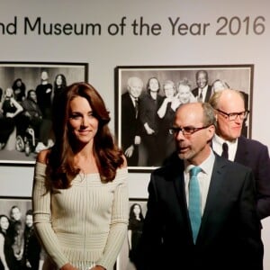 Kate Middleton, duchesse de Cambridge, au dîner de remise du prix "Art Fund Museum of the Year" au directeur du musée "Victoria and Albert Museum", Martin Roth, au Musée d'Histoire Naturelle à Londres le 6 juillet 2016