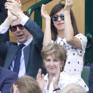 Benedict Cumberbatch et sa femme Sophie Hunter lors de la finale hommes Andy Murray contre Milos Raonic du tournoi de tennis de Wimbledon à Londres, le 10 juillet 2016.