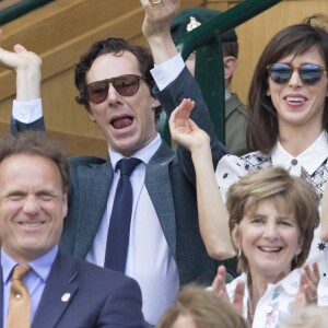 Benedict Cumberbatch et sa femme Sophie Hunter lors de la finale hommes Andy Murray contre Milos Raonic du tournoi de tennis de Wimbledon à Londres, le 10 juillet 2016.