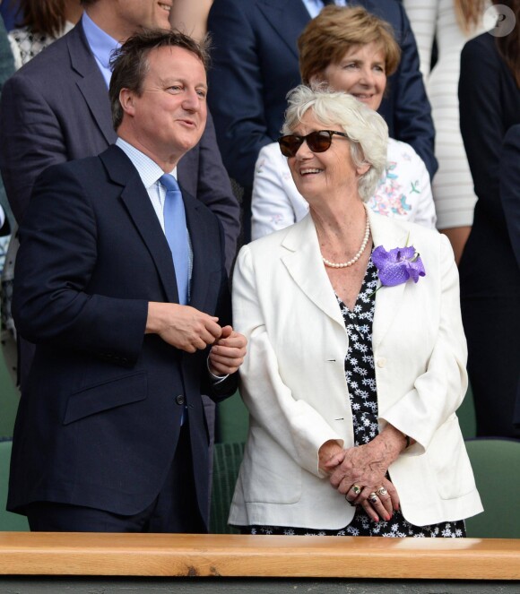 David Cameron et sa mère Mary Cameron lors de la finale hommes Andy Murray contre Milos Raonic du tournoi de tennis de Wimbledon à Londres, le 10 juillet 2016.
