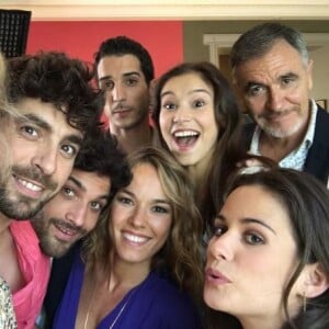 Elodie Fontant, Lucie Lucas, Kevin Elarbi, Léa Lopez, Carole Richert et Jean Dell et Benoît Michel sur le tournage de la saison 7 de "Clem"