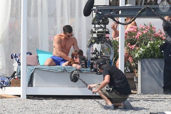 Séance massage pour les deux amants, Ana est topless - Jamie Dornan et Dakota Johnson sur le tournage de "Fifty Shades Freed" à Saint-Jean-Cap-Ferrat, le 12 juillet 2016.