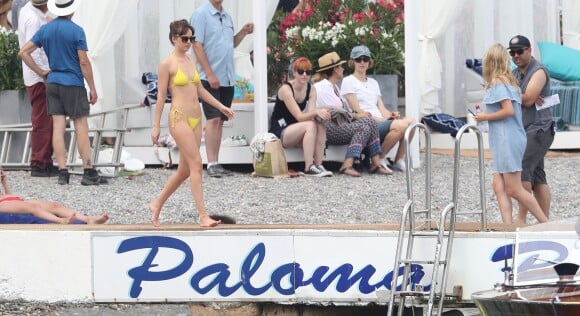 Dakota Johnson, topless et en bikini jaune - Dakota Johnson et Jamie Dornan tournent une scène pour le film "50 nuances plus sombres" dans le sud de la France à Saint-Jean Cap Ferrat le 12 juillet 2016.