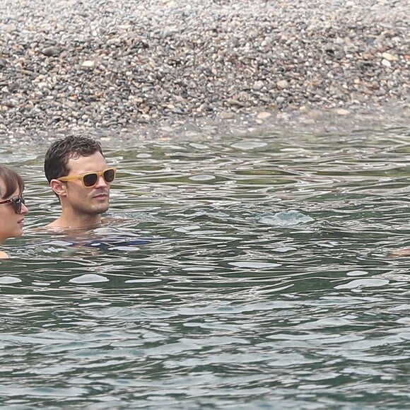 Dakota Johnson et Jamie Dornan (avec sa femme Amelia Warner) dans le sud de la France à Saint-Jean Cap Ferrat le 12 juillet 2016.