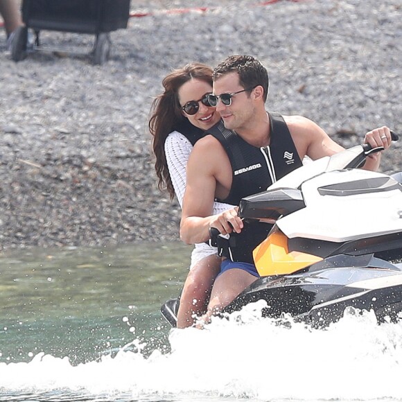 Dakota Johnson et Jamie Dornan tournent une scène en jet ski pour le film "50 nuances plus sombres" dans le sud de la France à Saint-Jean Cap Ferrat le 12 juillet 2016.