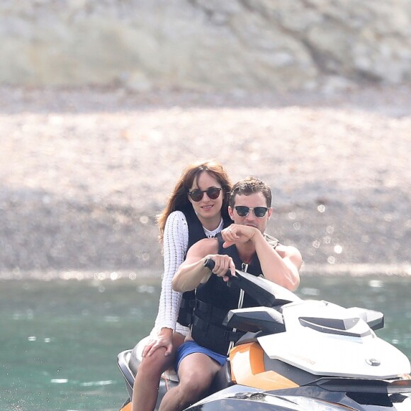 Dakota Johnson et Jamie Dornan tournent une scène en jet ski pour le film "50 nuances plus sombres" dans le sud de la France à Saint-Jean Cap Ferrat le 12 juillet 2016.