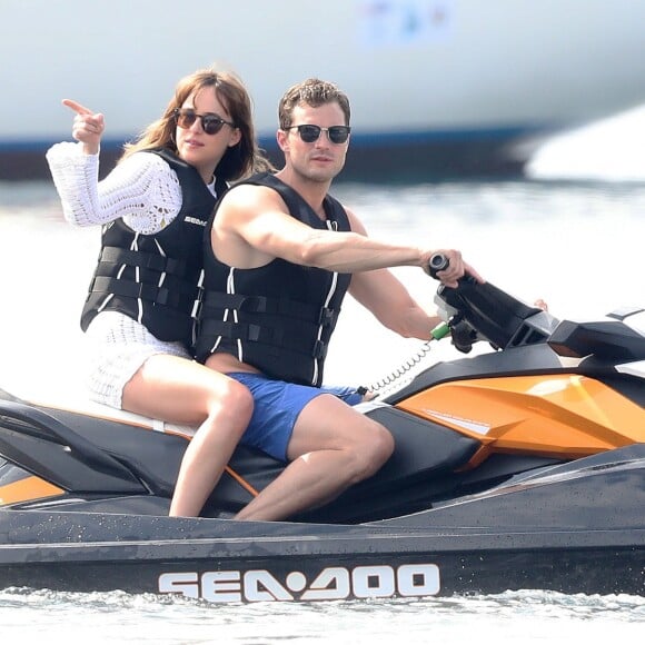 Dakota Johnson et Jamie Dornan tournent une scène en jet ski pour le film "50 nuances plus sombres" dans le sud de la France à Saint-Jean Cap Ferrat le 12 juillet 2016.