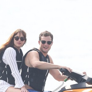 Dakota Johnson et Jamie Dornan tournent une scène en jet ski pour le film "50 nuances plus sombres" dans le sud de la France à Saint-Jean Cap Ferrat le 12 juillet 2016.