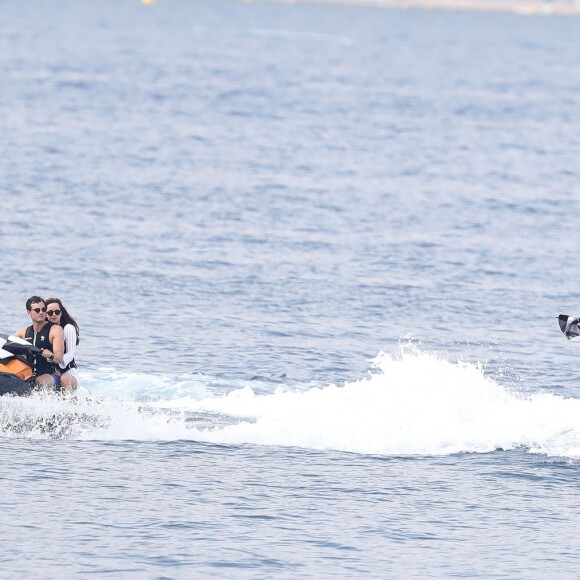 Dakota Johnson et Jamie Dornan tournent une scène en jet ski pour le film "50 nuances plus sombres" dans le sud de la France à Saint-Jean Cap Ferrat le 12 juillet 2016.