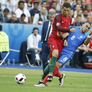 Cristiano Ronaldo au choc avec Dimitri Payet lors de la finale de l'Euro 2016 à Saint Denis, le 10 juillet 2016.