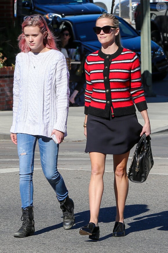 Exclusif - Reese Witherspoon et sa fille Ava se rendent à un salon de beauté à Beverly Hills le 6 novembre 2015.