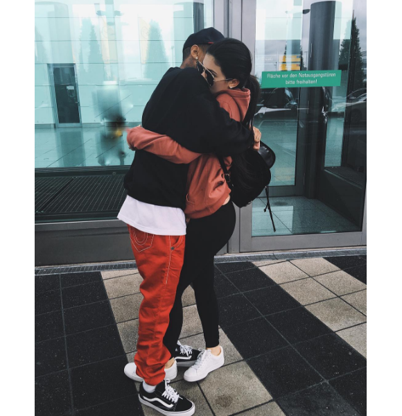 Photo de Tyga et Kylie Jenner à l'aéroport de Munich publiée le 13 juillet 2016.