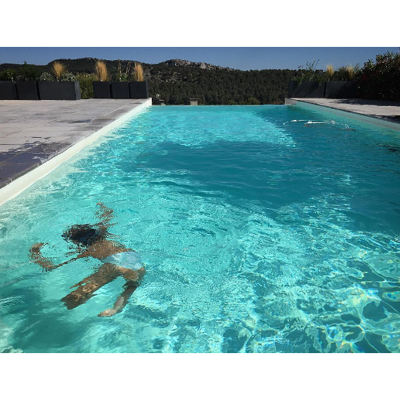 Laure Manaudou en vacances avec sa fille. Piscine, soleil et complicité ! Juillet 2016.