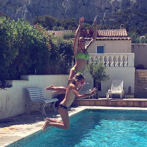 Laure Manaudou en vacances avec sa fille. Piscine, soleil et complicité ! Juillet 2016.