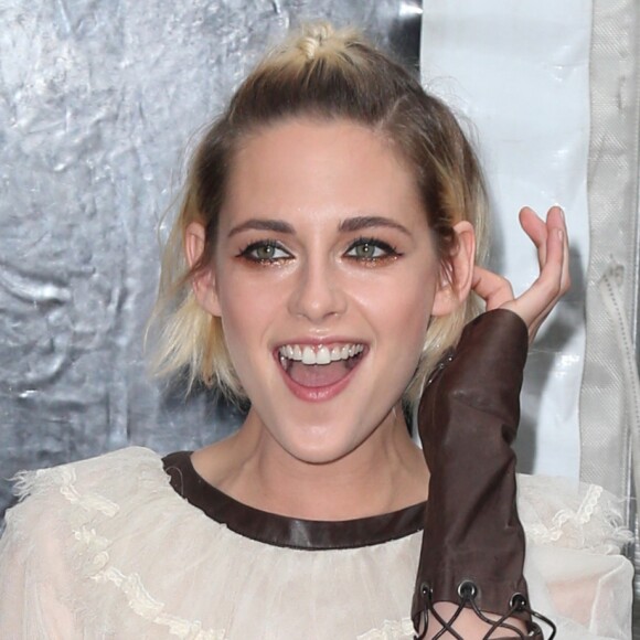 Kristen Stewart lors de la première "Cafe Society" à New York, le 13 juillet 2016.