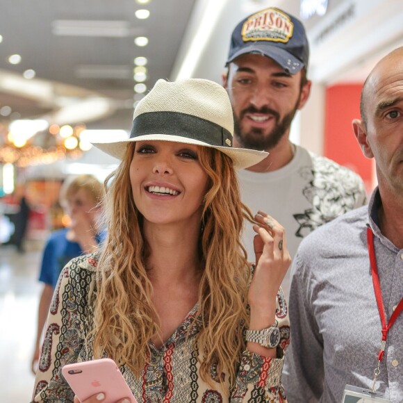 Nabilla Benattia, accompagnée de son chéri Thomas, dédicace son livre "Trop Vite" dans une galerie commerciale Auchan à Petite-Forêt dans le Nord le 8 juin 2016. © Stéphane Vansteenkiste / Bestimage