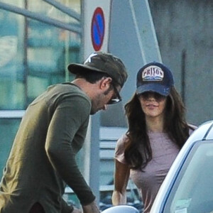 Exclusif - Nabilla Benattia arrive à l'aéroport de Mérignac avec son compagnon Thomas Vergara et leur chien Pita après avoir dédicacé son livre "Trop Vite", le 26 juin 2016. Elle porte une casquette avec l'inscription "Prison"!