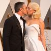 Lady Gaga et son compagnon Taylor Kinney s'embrassent à la 88e cérémonie des Oscars à Hollywood, le 28 février 2016.