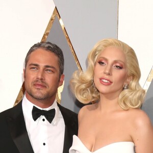 Taylor Kinney et sa compagne Lady Gaga - Photocall de la 88e cérémonie des Oscars au Dolby Theatre à Hollywood. Le 28 février 2016