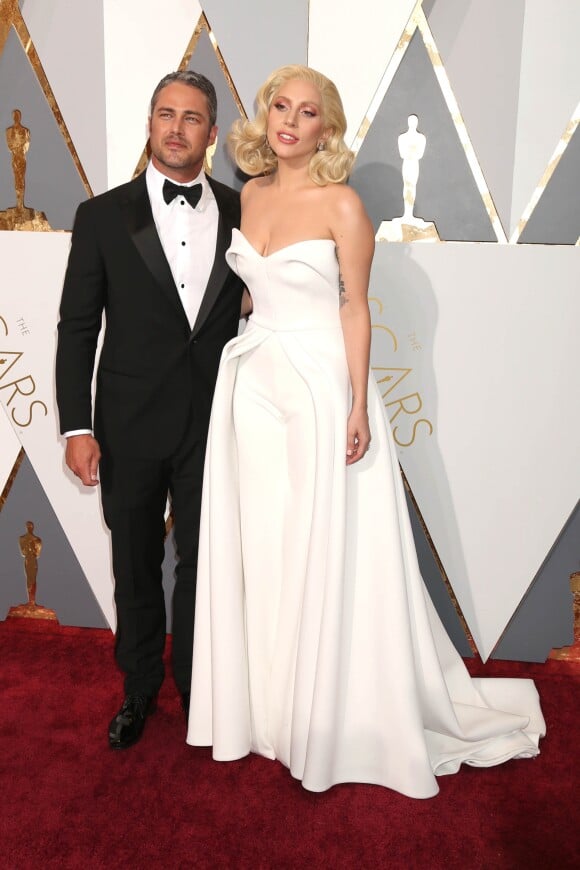 Taylor Kinney et sa compagne Lady Gaga - Photocall de la 88e cérémonie des Oscars au Dolby Theatre à Hollywood. Le 28 février 2016
