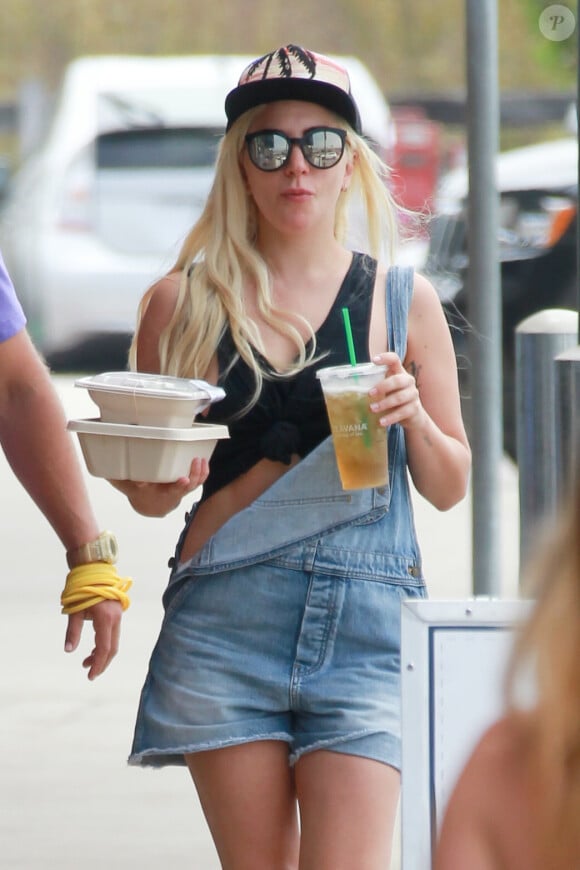 Exclusif - Lady Gaga (sans bague) achète de la nourriture à emporter à Malibu, le 30 juin 2016 © CPA/Bestimage