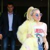 Lady Gaga à la sortie de son domicile accompagnée de son producteur Mark Ronson à New York. Elle porte un manteau de fausse fourrure jaune poussin! Le 11 mai 2016