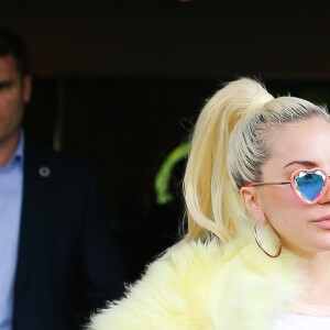 Lady Gaga à la sortie de son domicile accompagnée de son producteur Mark Ronson à New York. Elle porte un manteau de fausse fourrure jaune poussin! Le 11 mai 2016