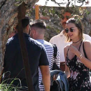 Miranda Kerr se promène à Malibu, le 17 juillet 2016