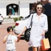 Miranda Kerr et son fils Flynn se promènent à Malibu, le 16 juillet 2016.