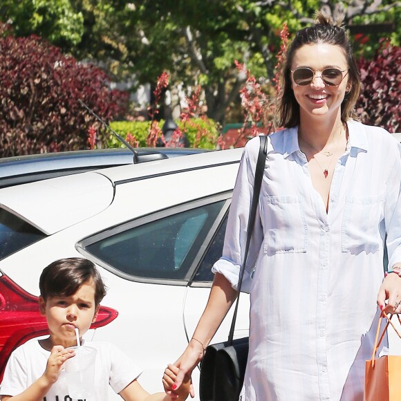 Miranda Kerr et son fils Flynn se promènent à Malibu, le 16 juillet 2016.