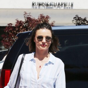 Miranda Kerr et son fils Flynn se promènent à Malibu, le 16 juillet 2016.