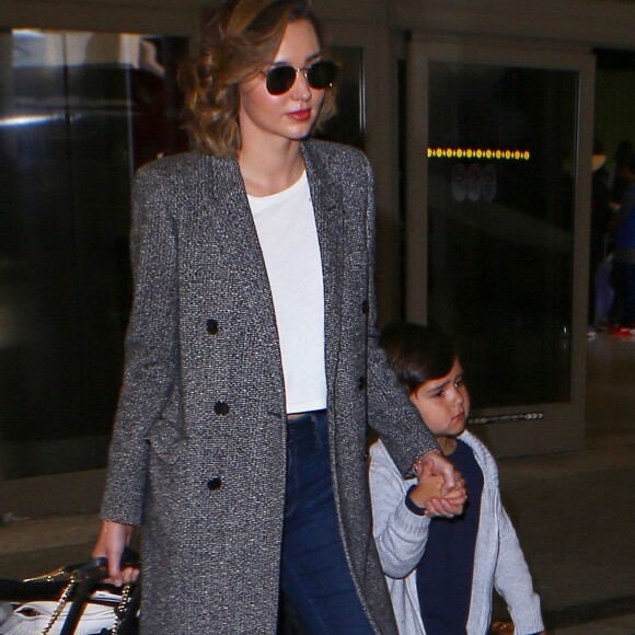 Miranda Kerr arrive à l'aéroport LAX de Los Angeles avec son fils Flynn et son compagnon Evan Spiegel le 3 juillet 2016.