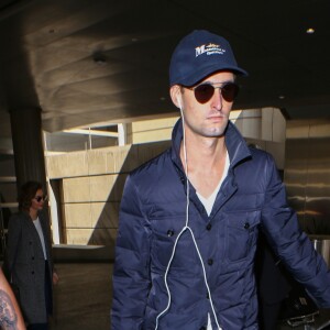Miranda Kerr arrive à l'aéroport LAX de Los Angeles avec son fils Flynn et son compagnon Evan Spiegel le 3 juillet 2016.