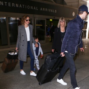Miranda Kerr arrive à l'aéroport LAX de Los Angeles avec son fils Flynn et son compagnon Evan Spiegel le 3 juillet 2016.