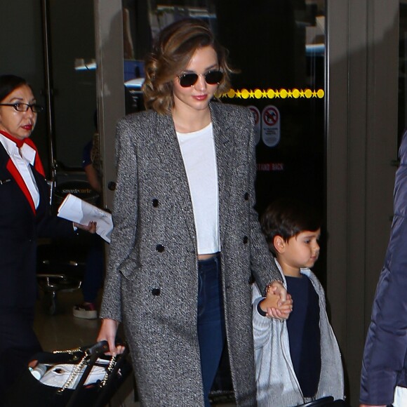 Miranda Kerr arrive à l'aéroport LAX de Los Angeles avec son fils Flynn et son compagnon Evan Spiegel le 3 juillet 2016.