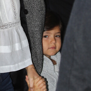 Miranda Kerr arrive à l'aéroport de Sydney avec son compagnon Evan Spiegel et son fils Flynn pour prendre l'avion, le 3 juillet 2016