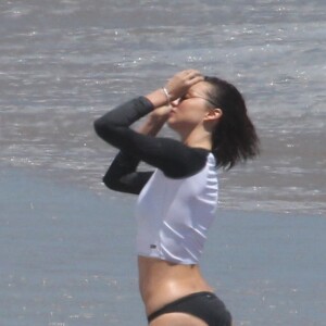 Miranda Kerr sur une plage de Malibu lors d'un shooting organisé le 18 juillet 2016