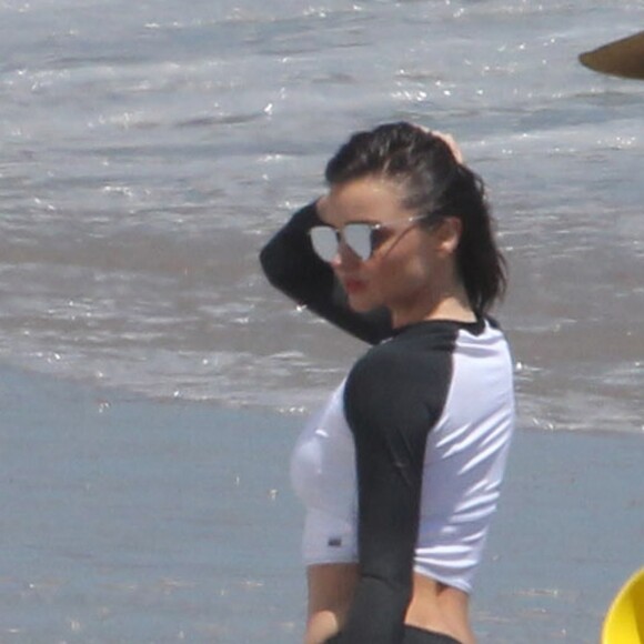 Miranda Kerr sur une plage de Malibu lors d'un shooting organisé le 18 juillet 2016