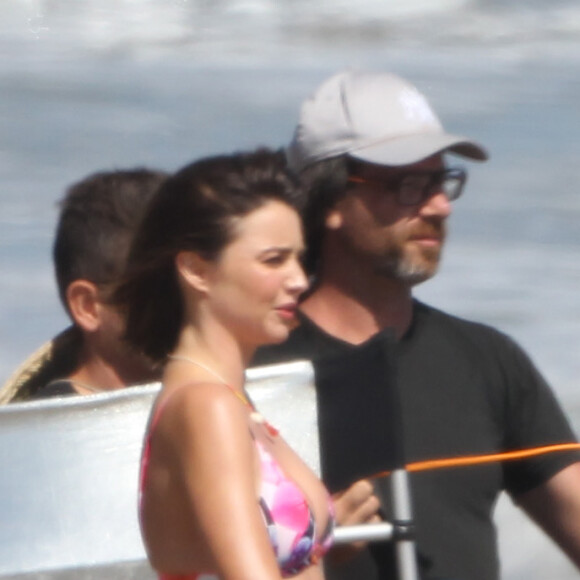 Miranda Kerr sur une plage de Malibu lors d'un shooting organisé le 18 juillet 2016