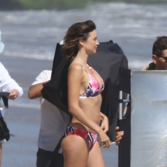 Miranda Kerr sur une plage de Malibu lors d'un shooting organisé le 18 juillet 2016