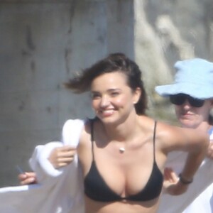 Miranda Kerr sur une plage de Malibu lors d'un shooting organisé le 18 juillet 2016