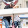 Exclusif - Gwen Stefani et son compagnon Blake Shelton s'embrassent sur le tarmac d'un aéroport à Los Angeles le 21 juin 2016. Blake Shelton viens de fêter ses 40 ans le 18 juin