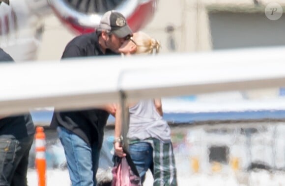 Exclusif - Gwen Stefani et son compagnon Blake Shelton s'embrassent sur le tarmac d'un aéroport à Los Angeles le 21 juin 2016. Blake Shelton viens de fêter ses 40 ans le 18 juin